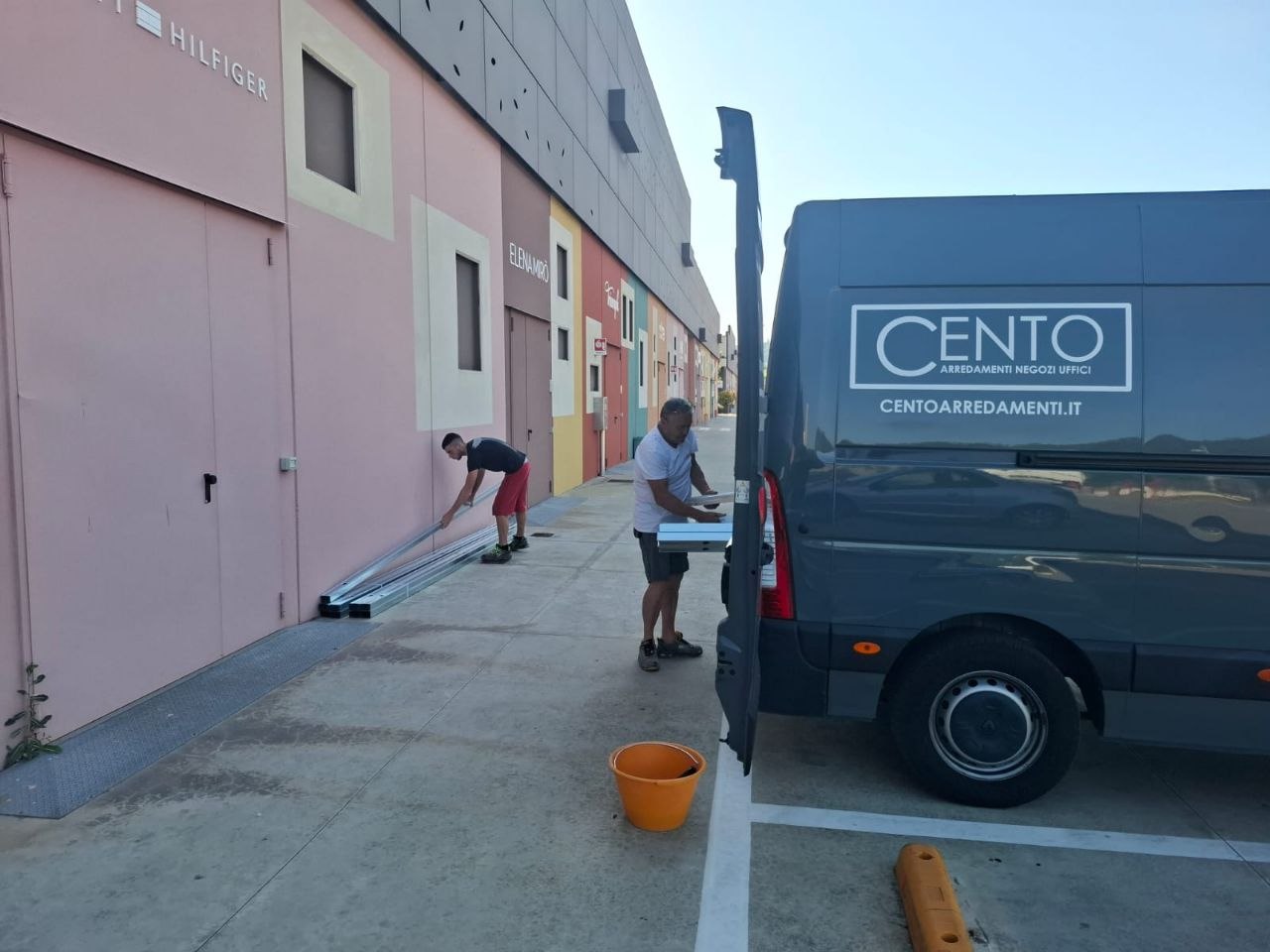 La squadra Cento in un outlet